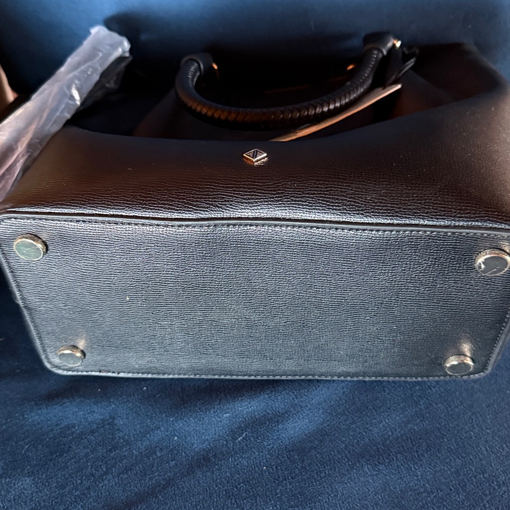 Antonio Melani Black Leather Tote Bag NWT w/ zipper pouch, and shoulder strap - Picture 8 of 8